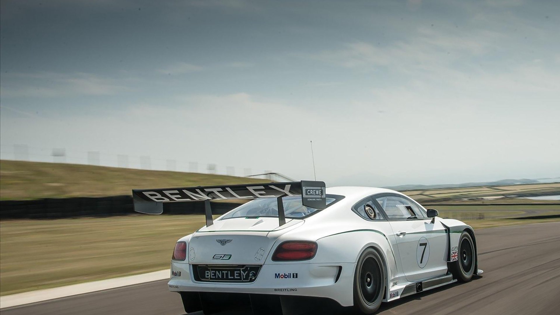 “足球场地建设提速，为全民运动提供硬件保障”，足球场的建设