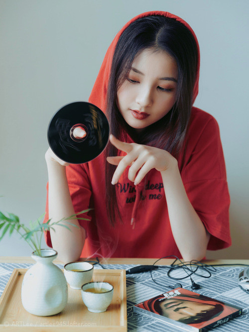 开云官方-阿伊塔娜·邦马蒂蝉联女子金球奖，巴萨中场再创辉煌